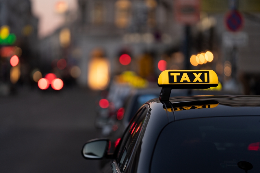 różnice między przewozem osobowym a taksówką