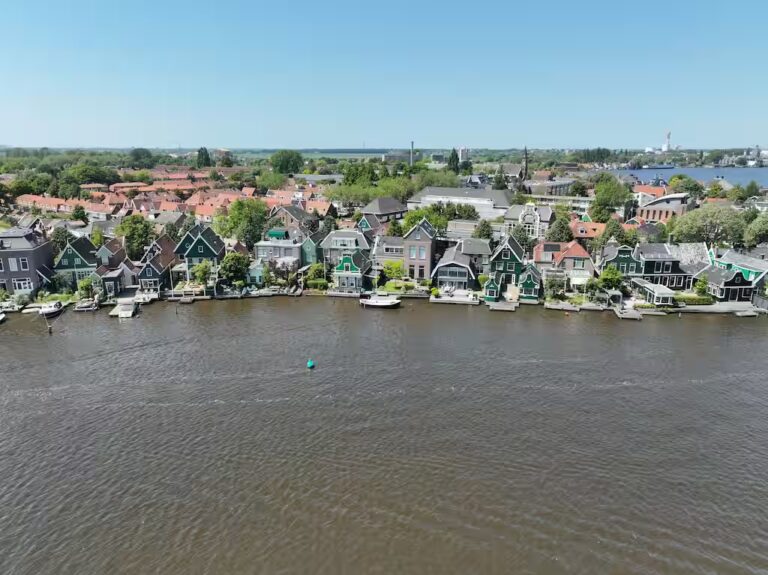 Zabudowa nad wodą w Zaandam, w prowincji Holandia Północna w Niderlandach