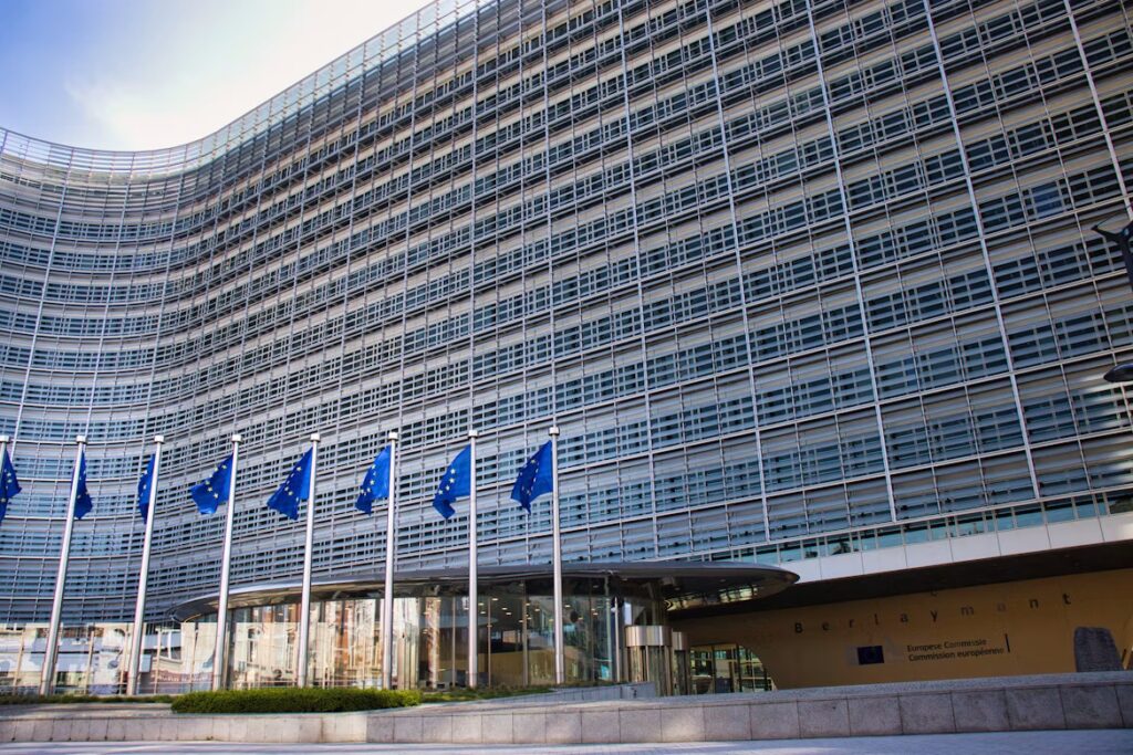 Rejestracja firmy w Belgii – budynek z flagami Unii Europejskiej w Brukseli