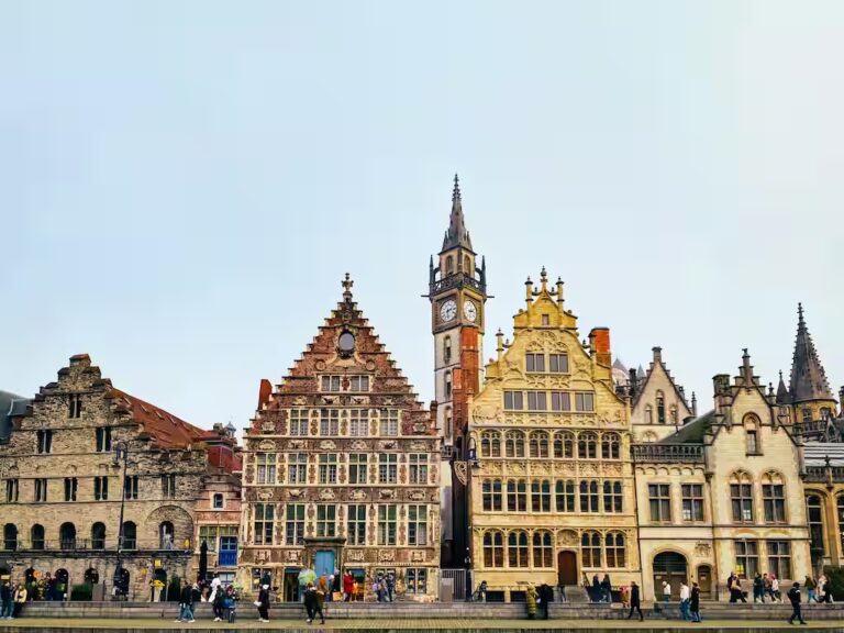 ALT: Gandawa w Belgii – Graslei i Korenlei podczas weekendowego zwiedzania