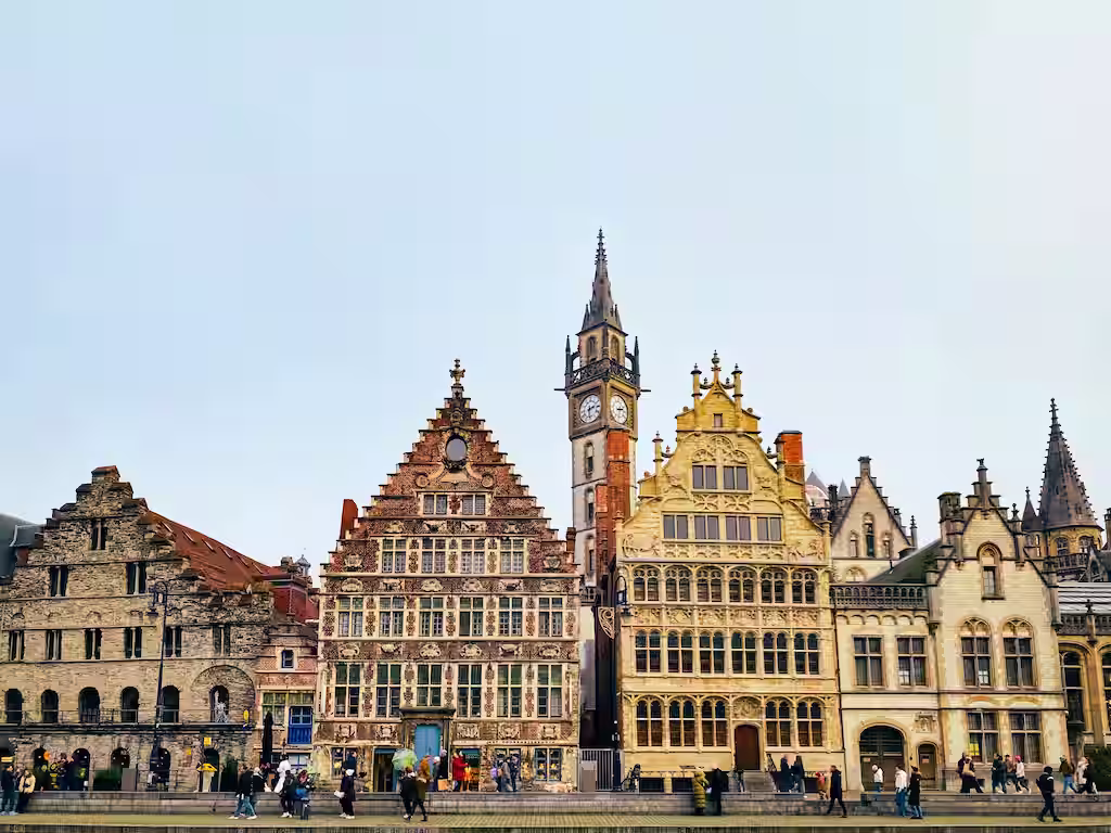 ALT: Gandawa w Belgii – Graslei i Korenlei podczas weekendowego zwiedzania