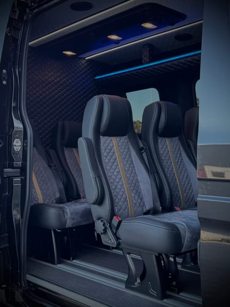 Wnętrze busa Braciaktrans podczas przejazdu